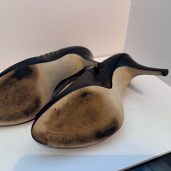 Beautiful 4’ leather heel by Guess - Picture 8 of 8